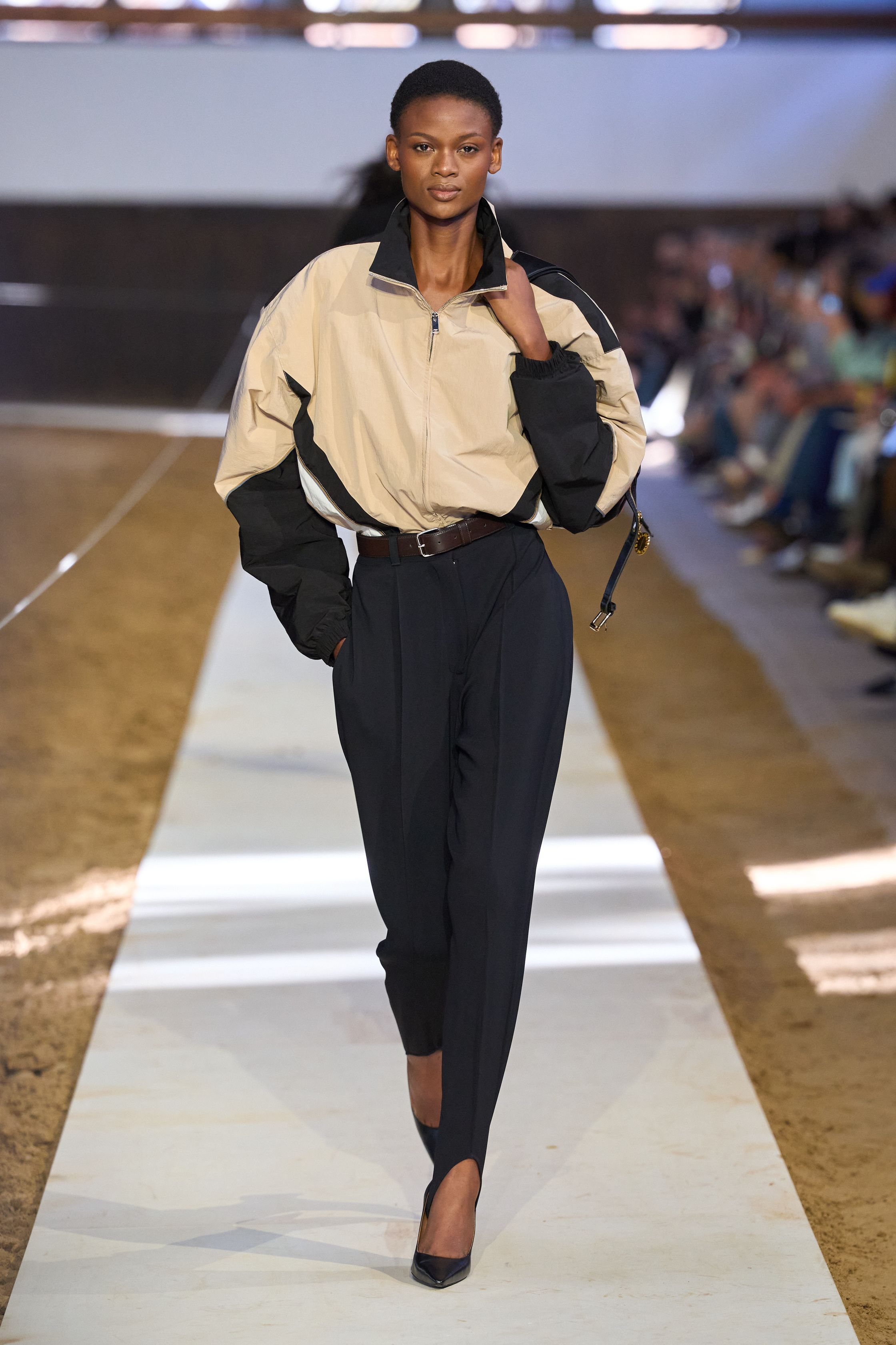Stella McCartney 2026秋冬系列呈现出品牌标志性的环保现代主义风格。宽肩皮质外套、利落西装与轻盈衬衫形成对比，色彩从焦糖棕、米色延伸到亮蓝与图案针织，营造轻松却精致的都市衣橱。设计通过简洁线条与可持续材料构建出现代女性的力量感与舒适度。整体造型更注重真实穿着场景，让奢华与环保理念在日常衣橱中实现平衡-顽石频道趋势研究
